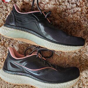 SAUCONY HURRICANE 23 WOMENS 10.5 WIDE